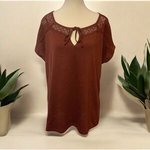 COMO BLU BROWN SHORT SLEEVE KNIT/ LACE DETAILS/ KEY HOLE/ TIE-UP TOP/ Size XL